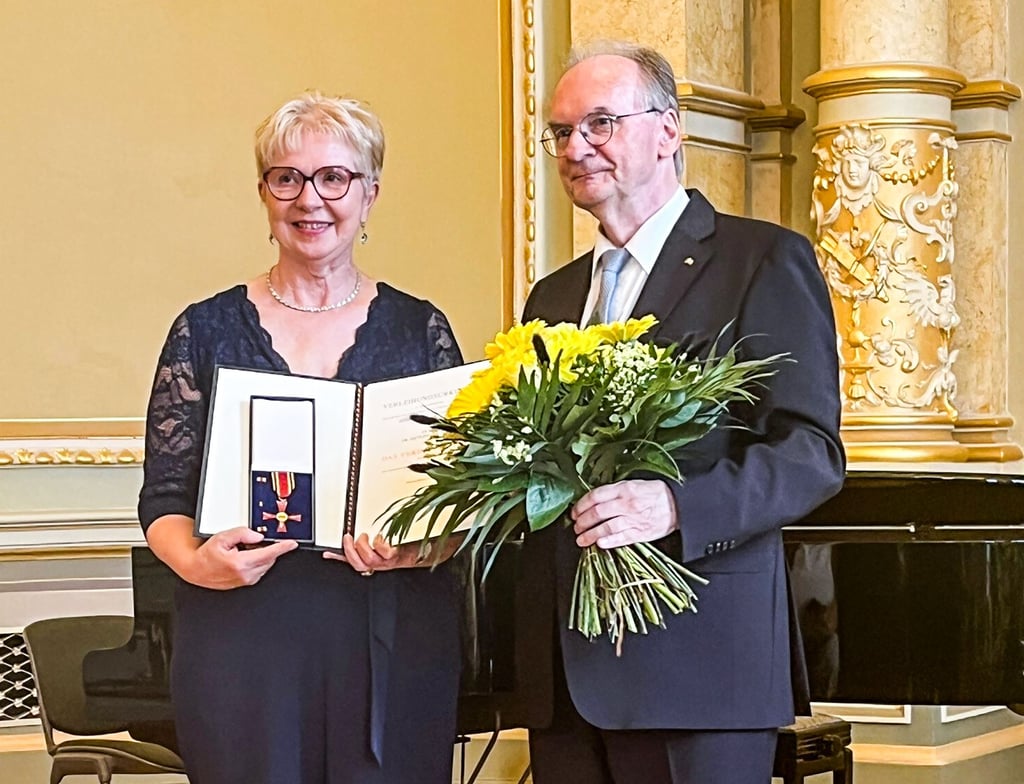 Ministerpräsident Reiner Haseloff überreichte Dietlind Hagenau in der Magdeburger Staatskanzlei das Verdienstkreuz am Bande.