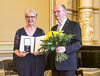 Ministerpräsident Reiner Haseloff überreichte Dietlind Hagenau in der Magdeburger Staatskanzlei das Verdienstkreuz am Bande. 