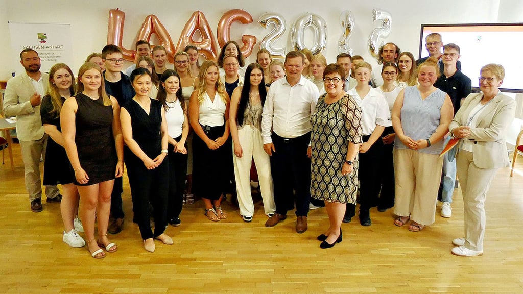 Die angehenden Land- und Amtsärzte wurden von Gesundheitsministerin Petra Grimm-Benne, KVSA-Chef Jörg Böhme und Uwe Ebmeyer, Präsident der Ärztekammer Sachsen-Anhalt, begrüßt.