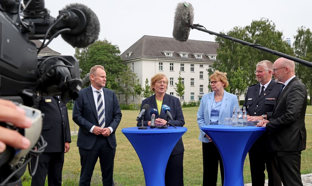 Die Nord-Innenministerrunde tagte in Rostock (von links nach rechts): Andy Grote (SPD), Sabine Sütterlin-Waack (CDU), Daniela Behrens (SPD), Jörg Nero vom Landesfeuerwehrverband Schleswig-Holstein und Christian Pegel (SPD).