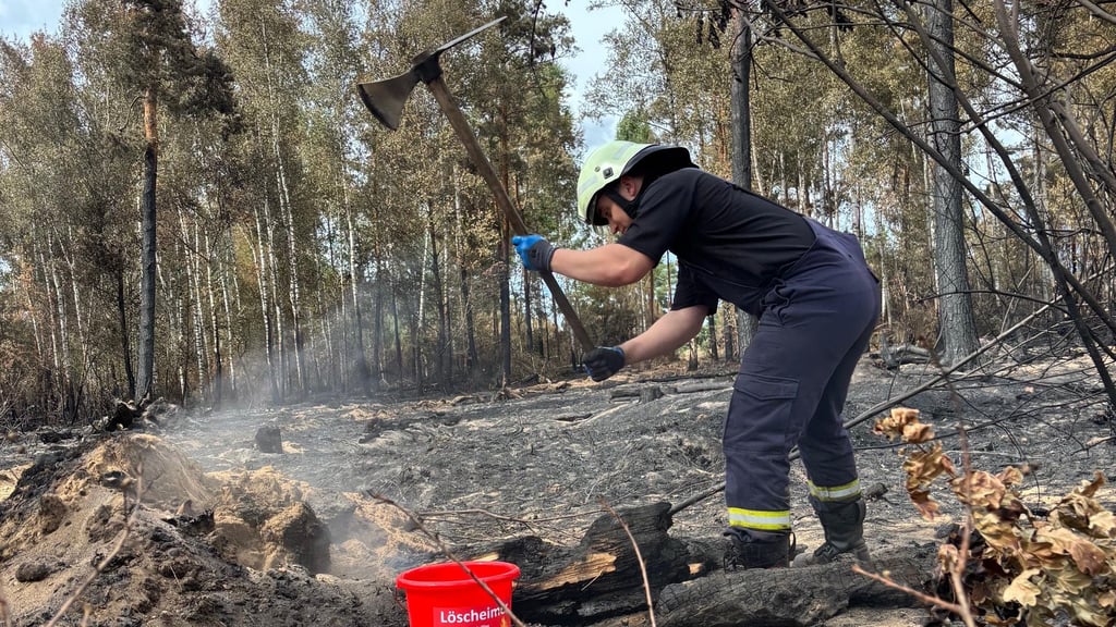 Nach dem Großbrand zwischen Pakendorf und Jütrichau flammen immer wieder Glutnester auf - die Feuerwehr ist immer wieder im Einsatz.