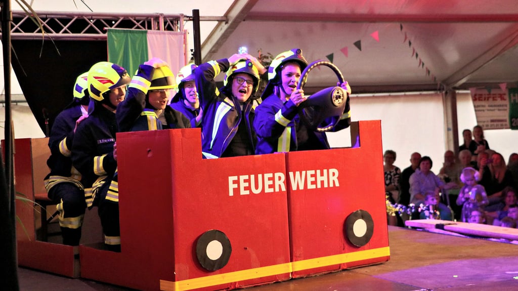 Beim Schweinitzer Heimatabend rast die Feuerwehr zu einer Schwangeren, die um Hilfe gebeten hat.