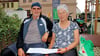 Mechthild und Detlef Busche machen auf dem Marktplatz eine kleine Rast, bevor es in Richtung Bernburg weitergeht. 