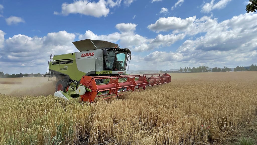 Die Landwirte im Altkreis laufen zur Hochform auf. Tausende Hektar Getreide- und Rapsfelder müssen gemährt werden.