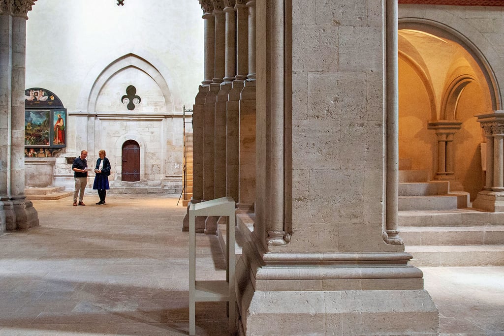 Wer im Mittelschiff sitzend gen „11 Uhr“ nach vorn schaut, sieht den zukünftigen Standort des Cranach-Triegel-Altars in etwa dort, wo sich auf dieser Aufnahme hier Stiftsdirektor Holger Kunde und Stifts-Pressesprecherin Charlotte Tennler unterhalten.