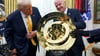 US-Präsident Donald Trump (l) und FIFA-Präsident Gianni Infantino mit der goldenen WM-Trophäe im Oval Office des Weißen Hauses.