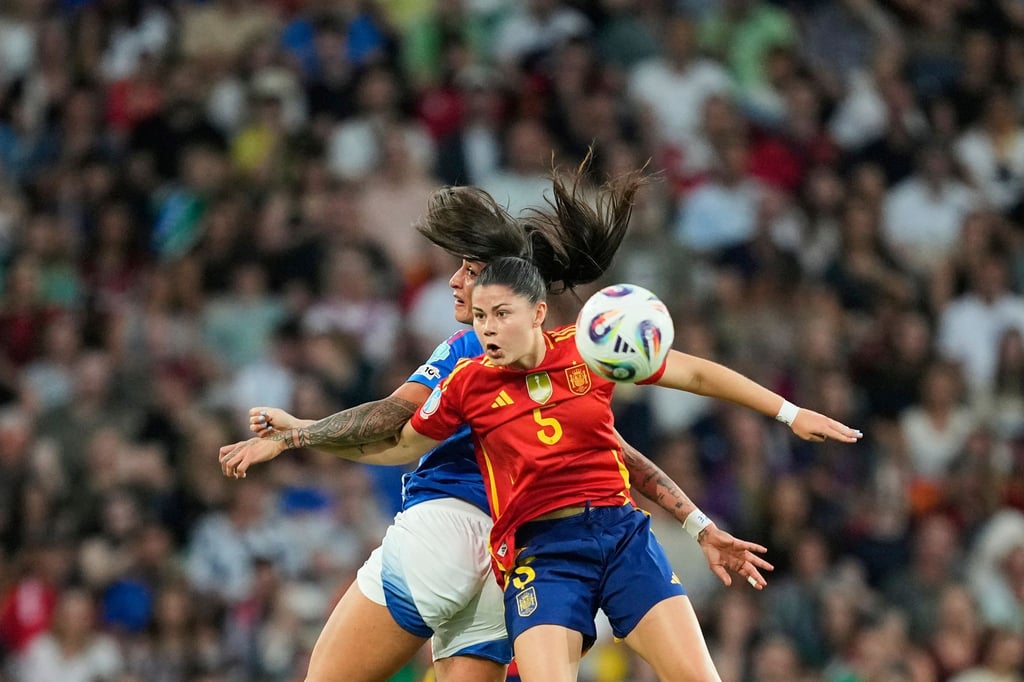 Spaniens María Méndez im Zweikampf mit Italiens Stürmerin Martina Piemonte.