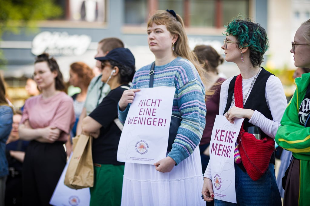 Mehr als 100 Menschen kamen zu der Kundgebung für die getötete 26-Jährige.