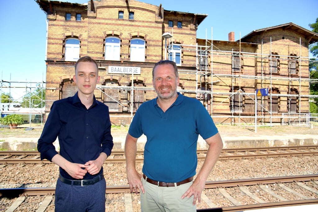 Am Bahnhof in Baalberge traf Frank Klemmer Mark Styra (links) zum Gespräch für den Podcast.
