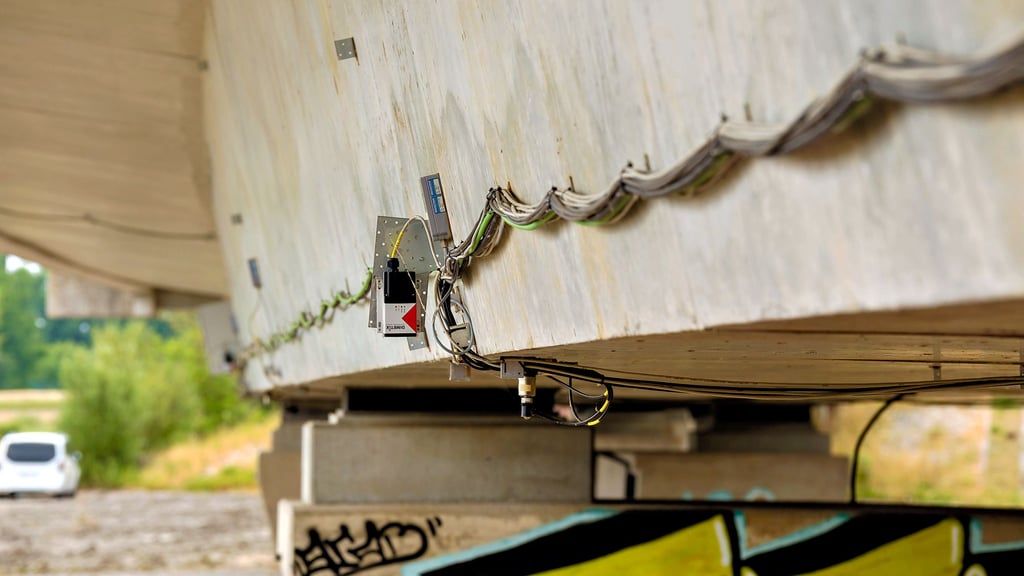 Unzählige Kabel verlaufen an der Brücke in Wittenberg. Warum sich für dieses Bauwerk entschieden wurde.
