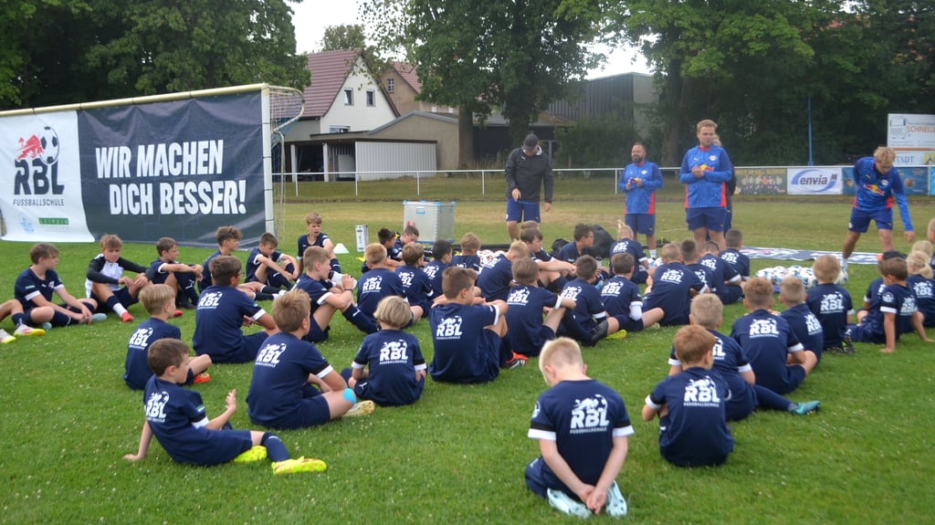 Neben viel praktischem Training gibt es auch einige Theorieeinheiten für die Nachwuchskicker beim TSV Eintracht Lützen.