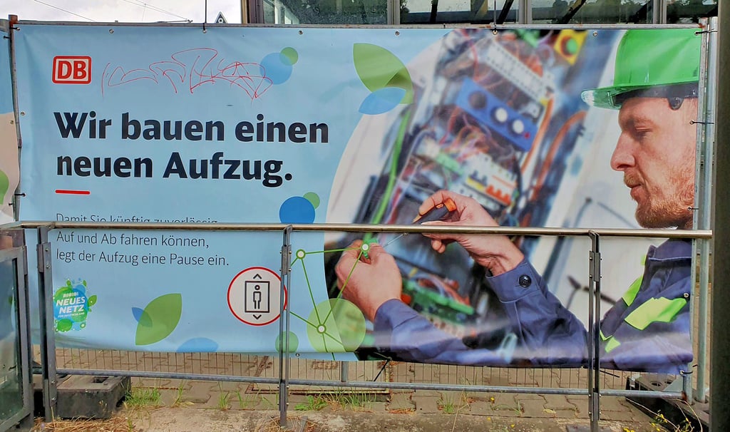 Was auf dem Schild recht optimistisch wirkt, hat sich zur Dauerbaustelle entwickelt. Ein Ende ist vor September nicht abzusehen.