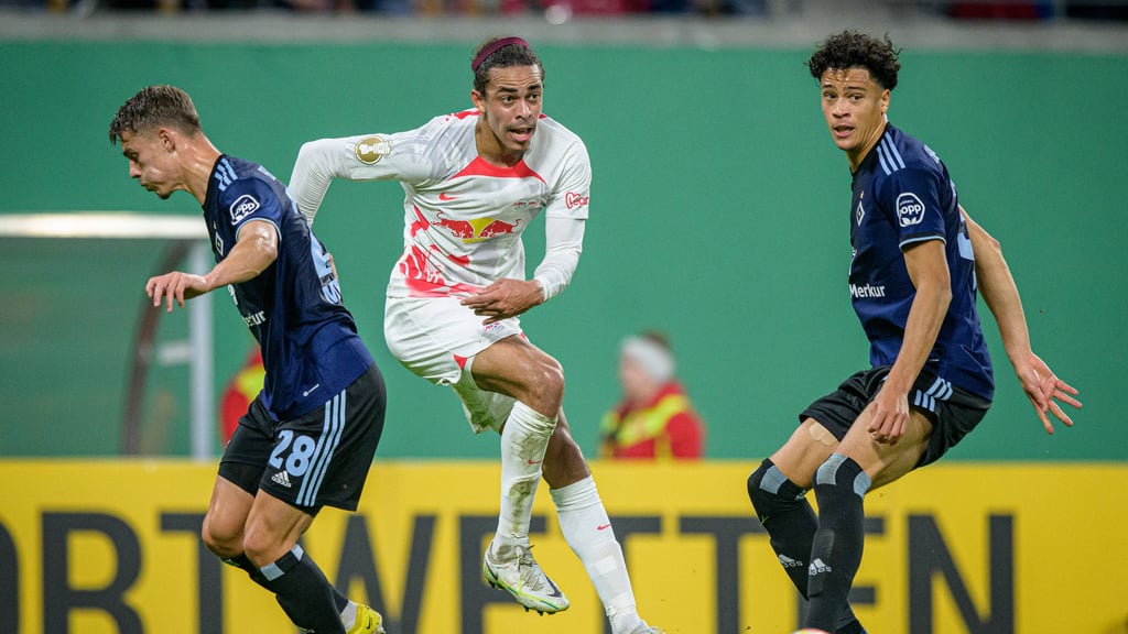 Yussuf Poulsen (Mitte) im Pokalspiel gegen den HSV im Jahr 2022.