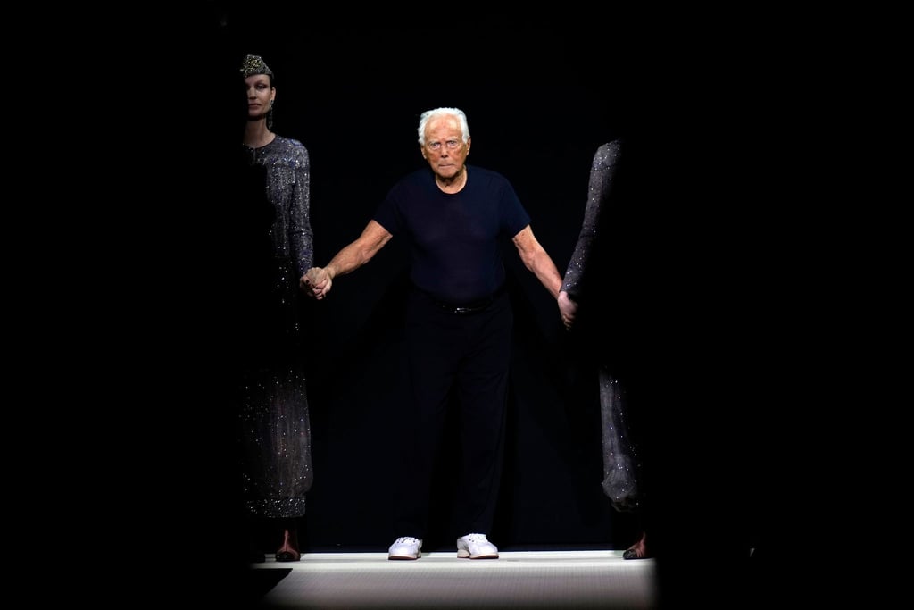 Mit einer Zeitungsanzeige verspricht Armani: „Wir sehen uns im September“. (Archivbild)
