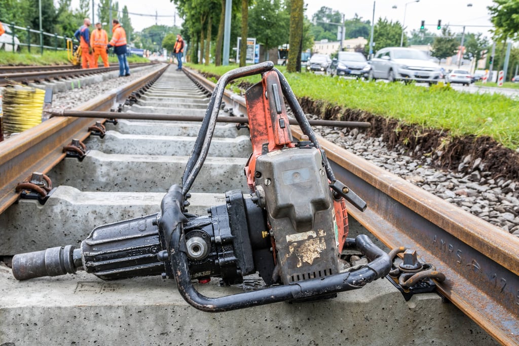 Bei Gleisarbeiten an einem Magdeburger Bahnhof wird es eine Woche lang auch in der Nacht laut.