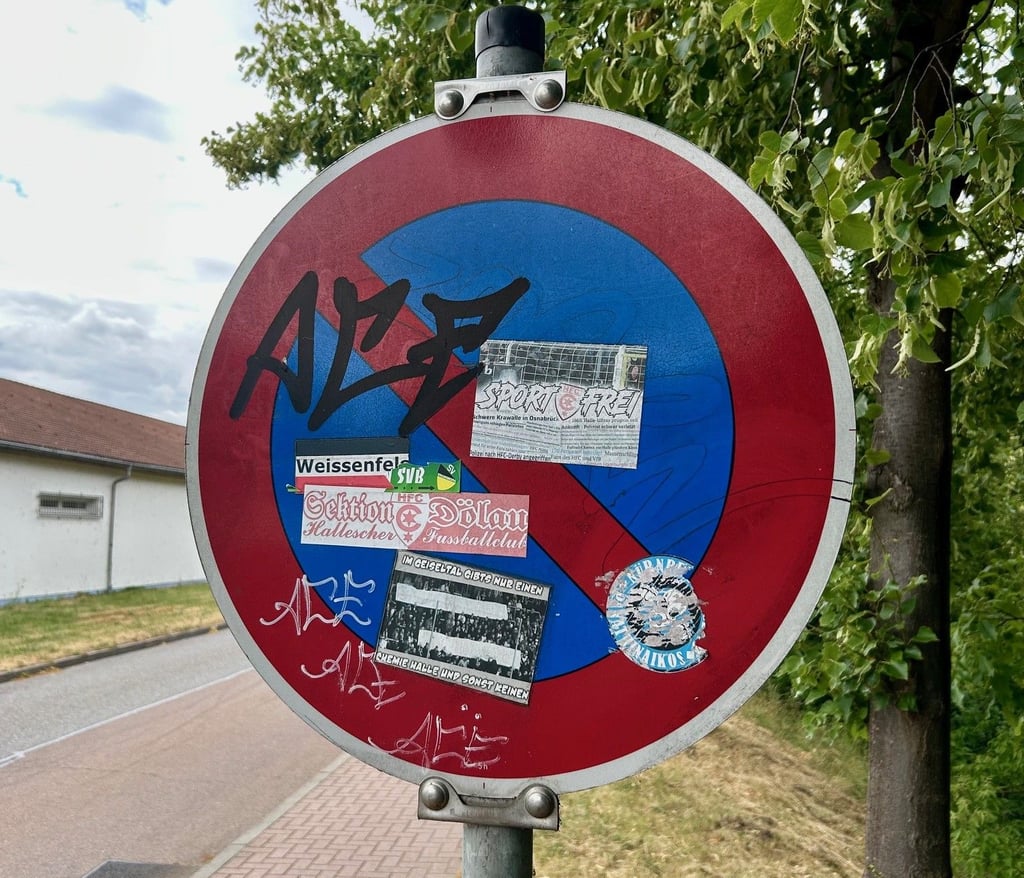 Beklebte Straßenschilder, wie dieses hier in Braunsbedra, häufen sich im Saalekreis.