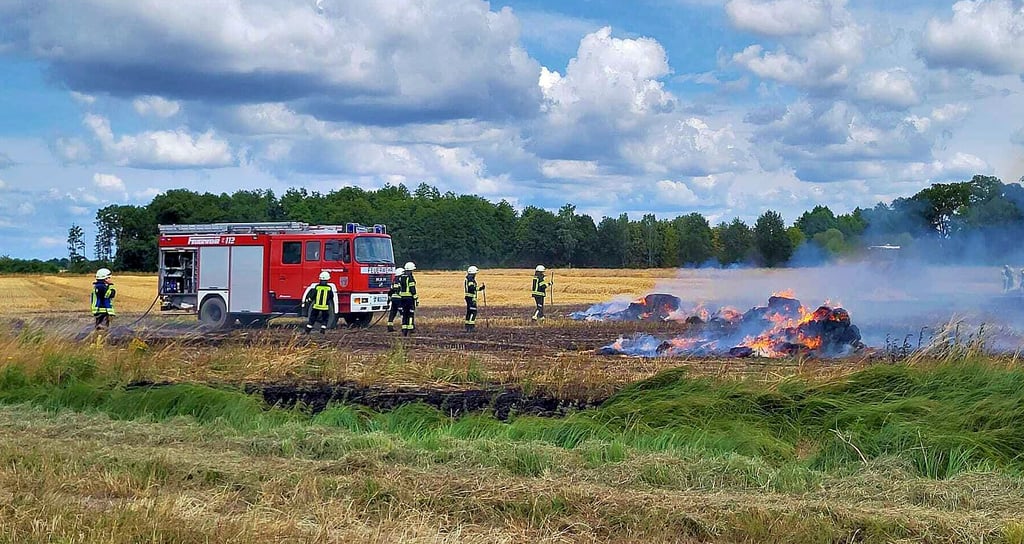Ein Stoppelacker und Strohballen haben auf einem Feld bei Kuhfelde gebrannt.