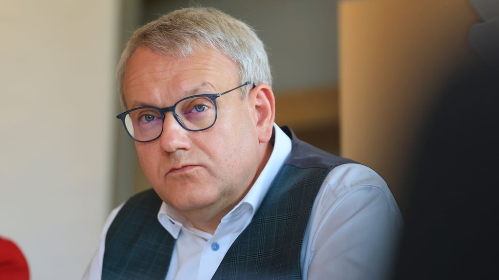 Ist Götz Ulrich, Landrat des Burgenlandkreises, befangen? Das zumindest werfen ihm Naturschützer vor.