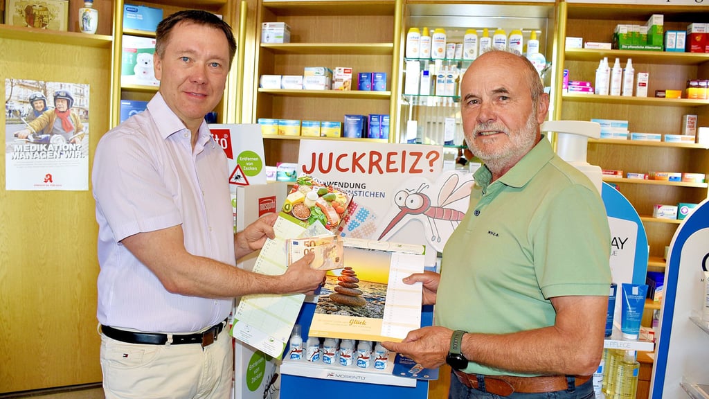 Der Besitzer der Hecklinger Schwan-Apotheke, Reik Hobohm (links), überreichte dem Mitglied des Seniorenbeirats der Stadt Hecklingen, Klaus-Dieter Hartmann, gestern eine Spende in Höhe von 200 Euro.
