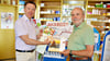 Der Besitzer der Hecklinger Schwan-Apotheke, Reik Hobohm (links), überreichte dem Mitglied des Seniorenbeirats der Stadt Hecklingen, Klaus-Dieter Hartmann, gestern eine Spende in Höhe von 200 Euro. 