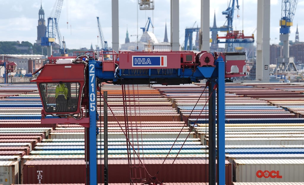 Ein Hubwagen fährt zwischen Containern im Hamburger Hafen umher. (Archivbild)