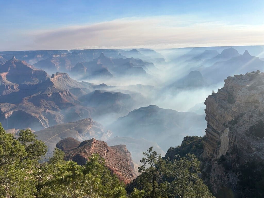Rauch von Waldbränden liegt über dem Grand Canyon Nationalpark im Norden Arizonas.
