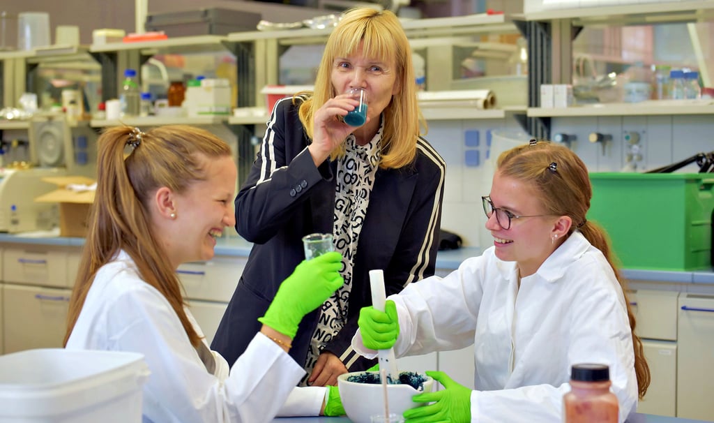 Prof. Dr. Carola Griehl ließ die Schüler vom blauen Spirulina-Smoothie probieren. Bis auf die Zutat der Blaualge blieb das Rezept aber geheim.