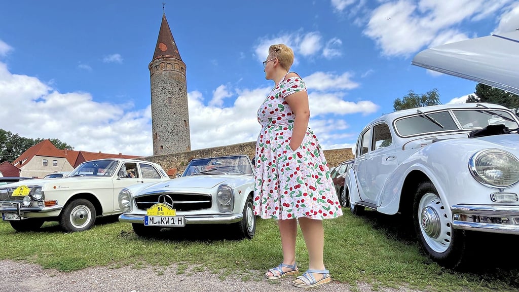 Auf dem Schlossgelände in Zörbig starten am Samstagmorgen mehr als 150 historische Fahrzeuge zur Jubiläumsausfahrt.