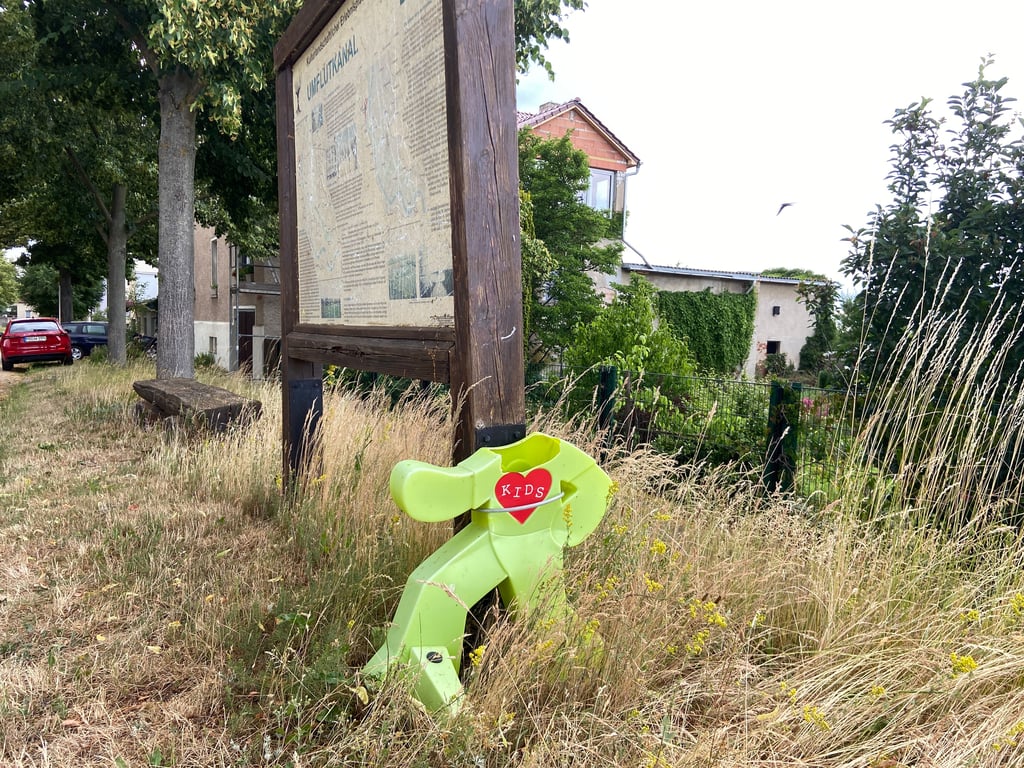 Mutwillig zerstört: Einer der acht „Street Buddys“ in Pechau wurde schwer beschädigt – der Kopf der Anti-Raser-Figur wurde abgetreten.