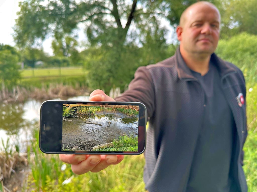 Bürgermeister Stefan Maibaum hat den Teich fotografiert, als er kein Wasser mehr hatte. Das passiert meist, wenn es lange Zeit keine Niederschläge gibt.