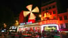 Ein neues Mühlrad für das Moulin Rouge - mehr als ein Jahr nach dem Absturz des alten Konstrukts drehen sich an dem Theater wieder die Flügel.