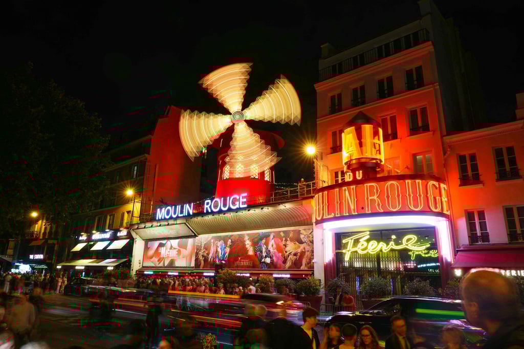 Ein neues Mühlrad für das Moulin Rouge - mehr als ein Jahr nach dem Absturz des alten Konstrukts drehen sich an dem Theater wieder die Flügel.