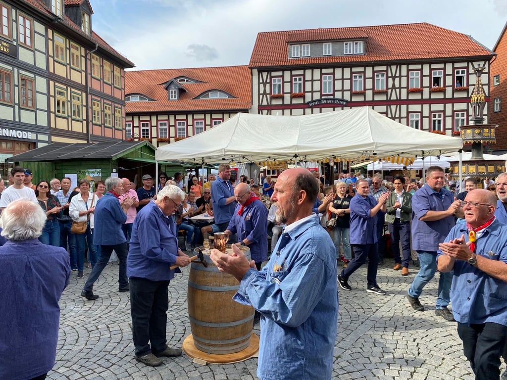 Die Neustadter Weintage in Wernigerode werden mit dem Küfertanz eröffnet.