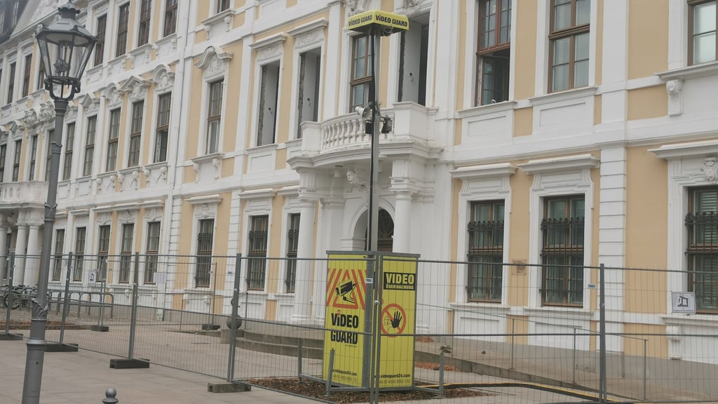 Der Haupteingang zum Landtag von Sachsen-Anhalt am Domplatz in Magdeburg ist gesperrt und mit Videoüberwachung gesichert. Der Zugang zum Parlamentsgebäude wurde verlegt.