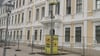 Der Haupteingang zum Landtag von Sachsen-Anhalt am Domplatz in Magdeburg ist gesperrt und mit Videoüberwachung gesichert. Der Zugang zum Parlamentsgebäude wurde verlegt.  