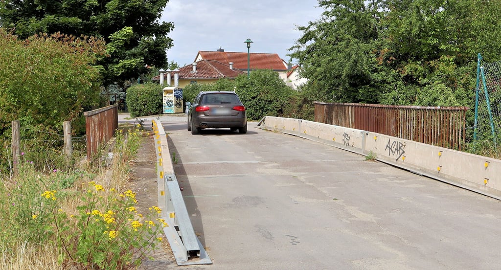 Die Brücke über die Große Sülze am Anger in Barleben ist marode. Geländer sind alt, der Belag ist zerbröckelt und die sogenannten Schrammborde links und rechts der Fahrbahn fehlen. Im Jahr 2023 waren Leitplanken gebaut worden, um die Verlehrssicherheit zugewährleisten.