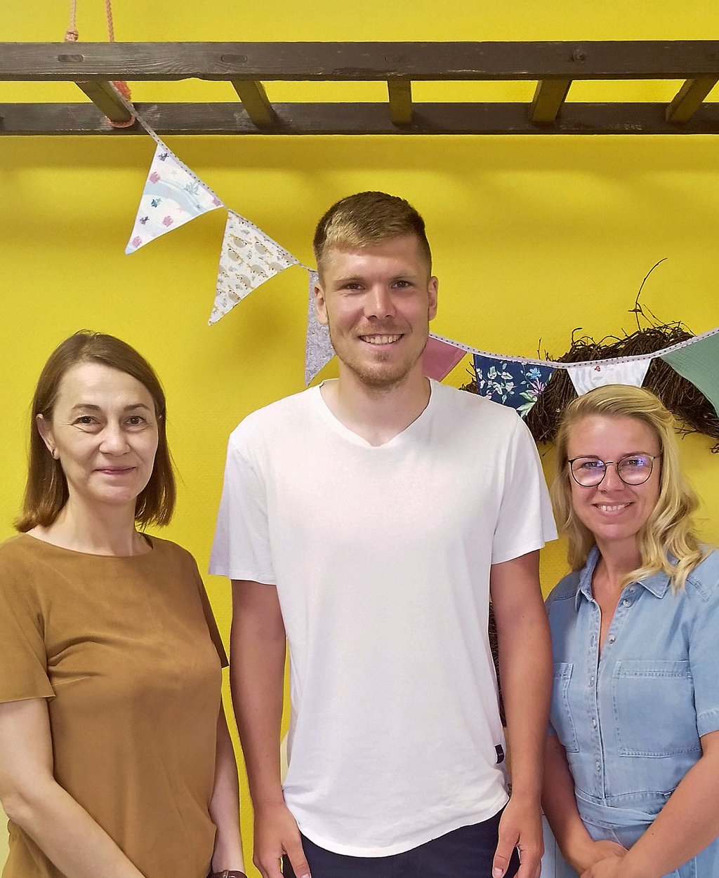 Swantje Roitsch (von rechts), Leiterin der Gardelegener Wander-Grundschule, freut sich schon auf ihren neuen Lehrer Florian Scheinert, der über das Gardelehrer-Programm der Stadt, begleitet von der Sozialausschussvorsitzenden Sandra Hietel-Heuer, sein Lehramtsstudium absolvieren konnte. Er wird mit Beginn des neuen Schuljahres als Referendar in der Wander-Grundschule arbeiten.