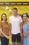  Swantje Roitsch (von rechts), Leiterin der Gardelegener Wander-Grundschule, freut sich schon auf  ihren neuen Lehrer  Florian Scheinert, der über das Gardelehrer-Programm der Stadt, begleitet von der Sozialausschussvorsitzenden Sandra Hietel-Heuer, sein Lehramtsstudium absolvieren konnte. Er wird mit Beginn des neuen Schuljahres als Referendar in der Wander-Grundschule  arbeiten. 