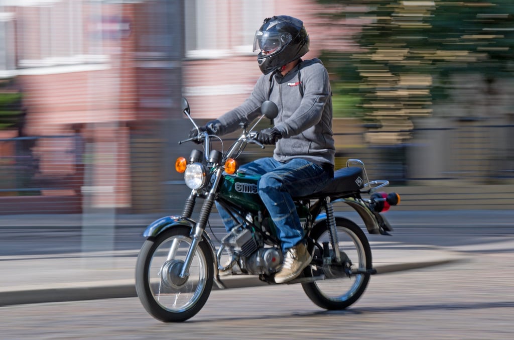 Mit einem fast 40 Jahre alten Versicherungskennzeichen ist ein 15-Jähriger auf einem Mofa unterwegs gewesen. (Symbolbild)