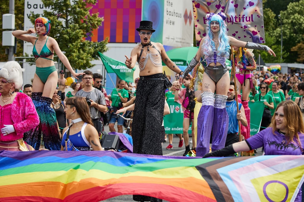 Die Veranstalter der CSD-Parade fordern einen besseren Kampf gegen Hasskriminalität. (Archivfoto)