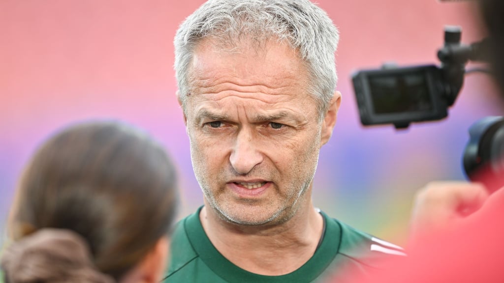 Bundestrainer Christian Wück vor dem Abschlusstraining in Zürich