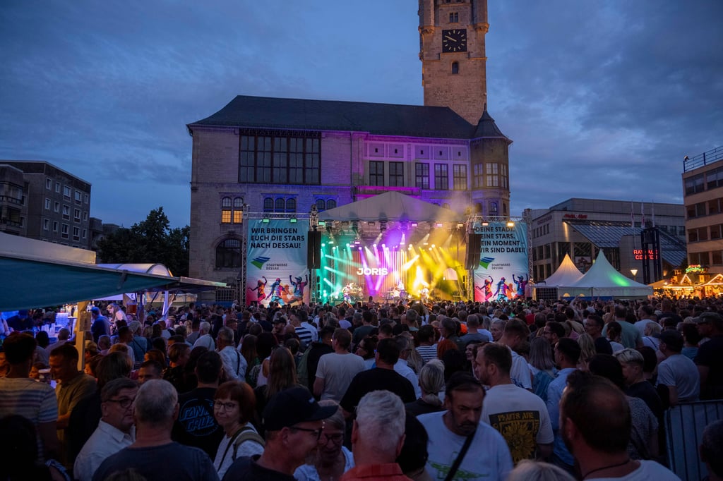 16.500 Besucher wurden am vergangenen Wochenende beim Dessauer Stadtfest gezählt. Für den Höhepunkt sorgte Sänger Joris am Samstagabend mit einem Konzert vor dem Rathaus.
