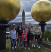 Antje Döll (2.v.r.) mit ihrer Familie beim Stadtrundgang durch Magdeburg auf dem Dach der Grünen Zitadelle.  