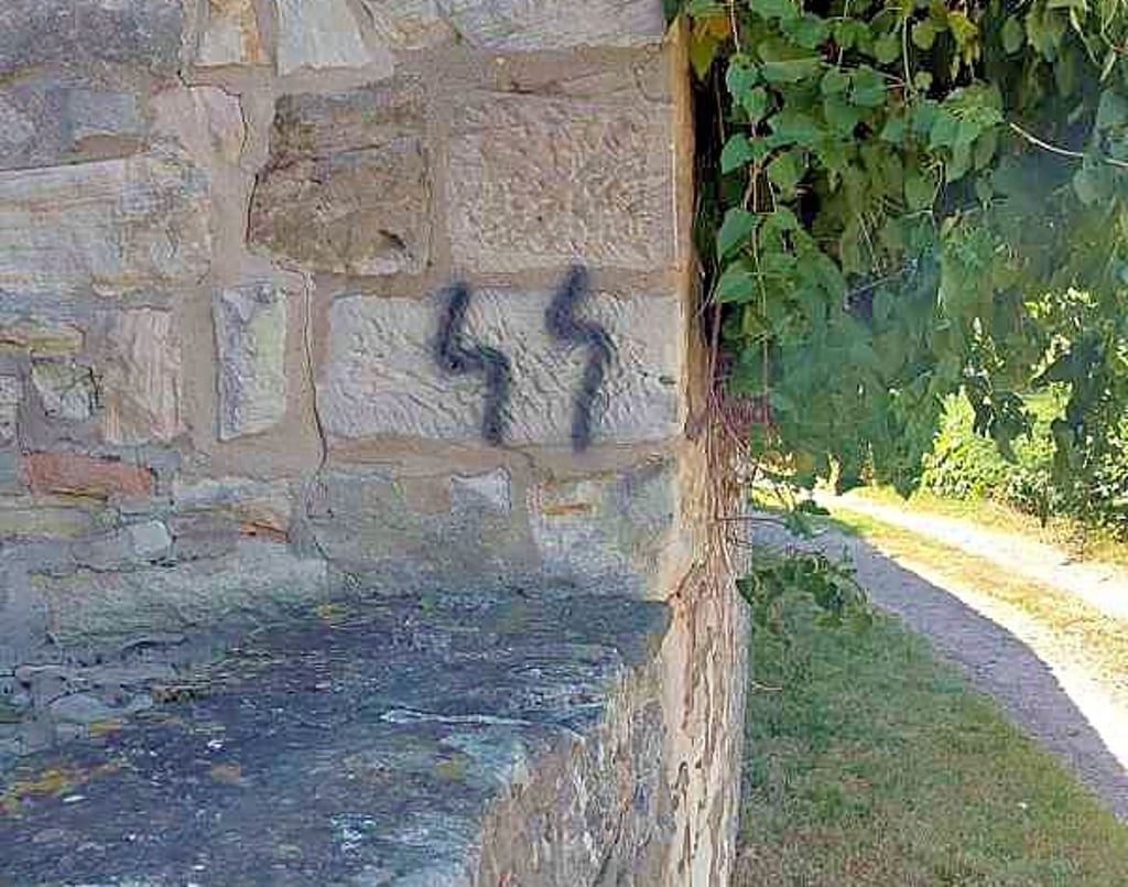 An zwei verschiedenen Stellen wurden die Symbole gesprüht.