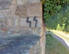 An zwei verschiedenen Stellen wurden die Symbole gesprüht.