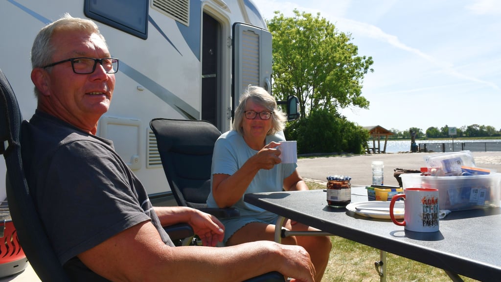 Joachim und Irene Tepper nutzen den Stellplatz für Wohnmobile am Neustädter See in Magdeburg.