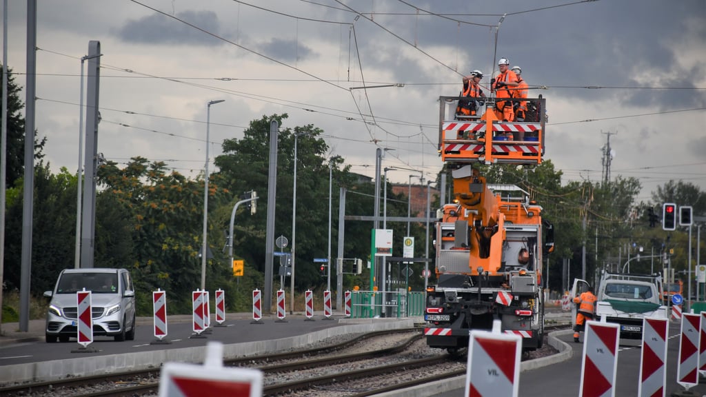 Die Oberleitungen auf der neugebauten Straßenbahnstrecke in Magdeburg werden installiert.