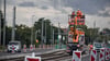 Die Oberleitungen auf der neugebauten Straßenbahnstrecke in Magdeburg werden installiert.