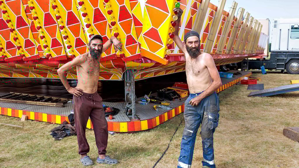 Für das Göbitzer Park- und Kinderfest bauen Sascha (links) und Percy Strunz Fahrgeschäfte auf – hier Autoscooter.