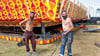 Für das Göbitzer Park- und Kinderfest bauen Sascha (links) und Percy Strunz Fahrgeschäfte auf – hier Autoscooter. 